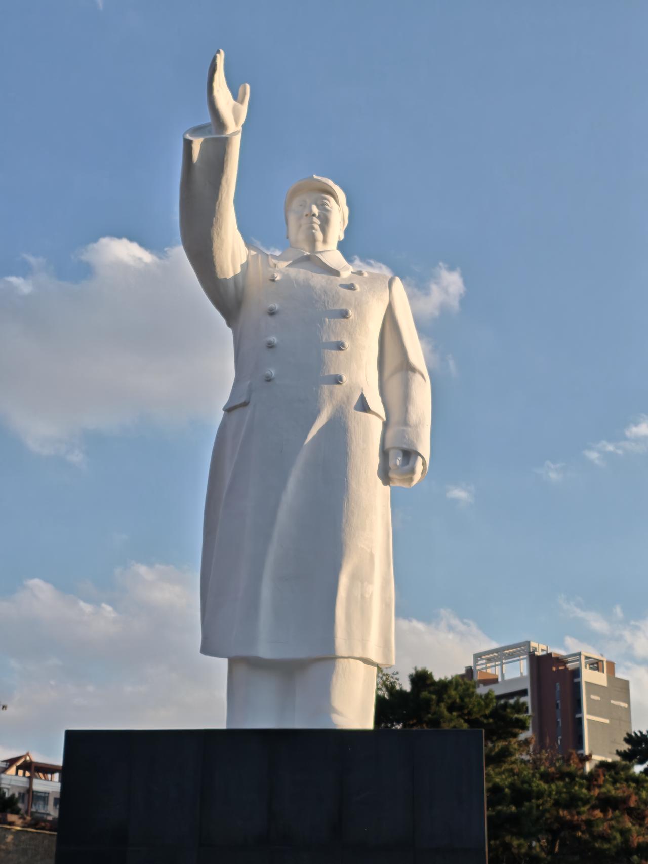 在吉林长春电影制片厂旧址博物馆参观，博物馆门口广场上竖立着一尊毛主席塑像！  ​