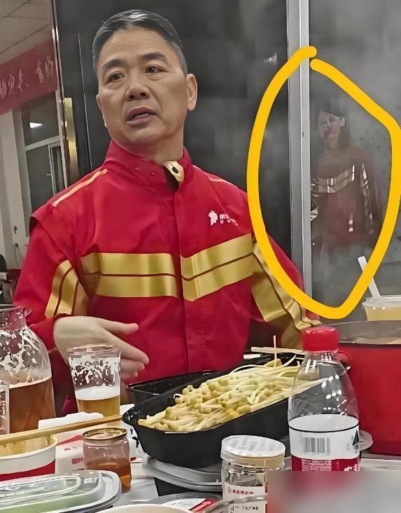 难道就没人瞅见那个细节么，就是那个刘强东请底下兄弟吃饭的那个。最近刷到的视频里，