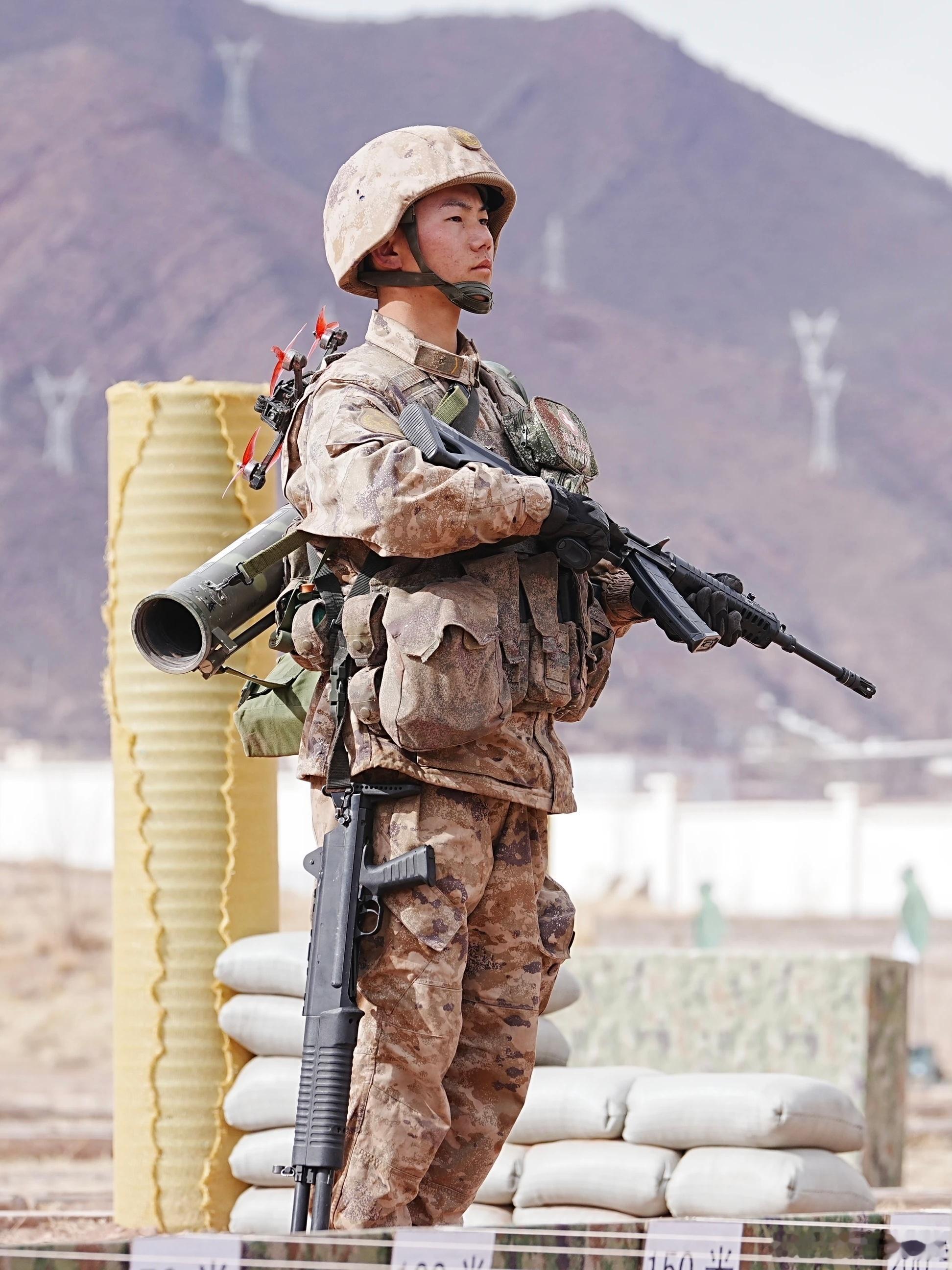 铁血战士武装到牙齿了，FPV（远距打击）、筒子（攻坚）、霰弹枪（近防）等等攻防一