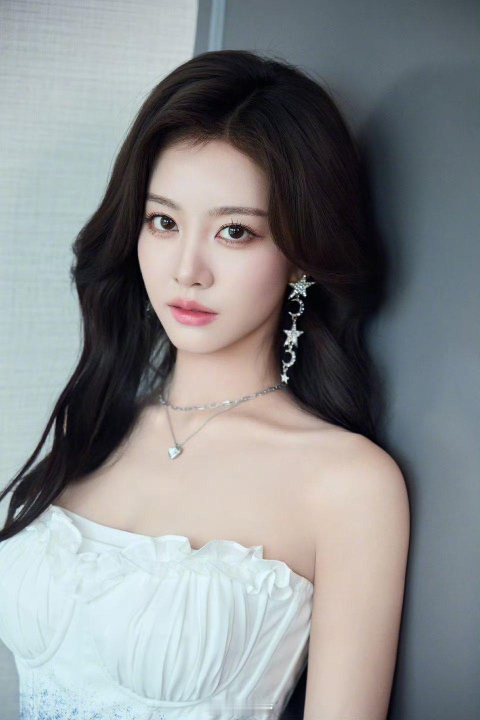 建议Red把蓝调半永久 RED这波“蓝调时刻”造型直接杀疯全场！全员蓝白渐变穿搭