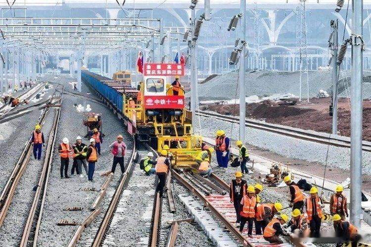 凤凰新闻【2万亿豪赌！中国在西部按下超级工程快进键，美国开始坐不住了】中国西部这