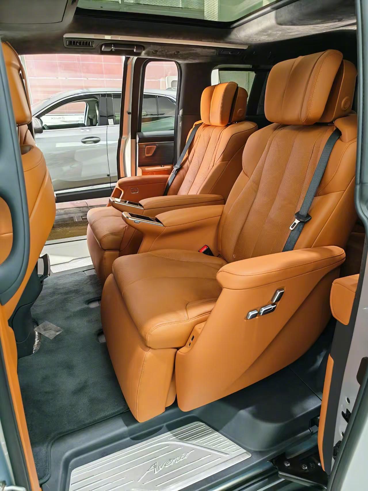 音响效果很惊艳，关上车窗放首歌，高音清亮低音扎实，有种小型移动音乐厅的感觉。 