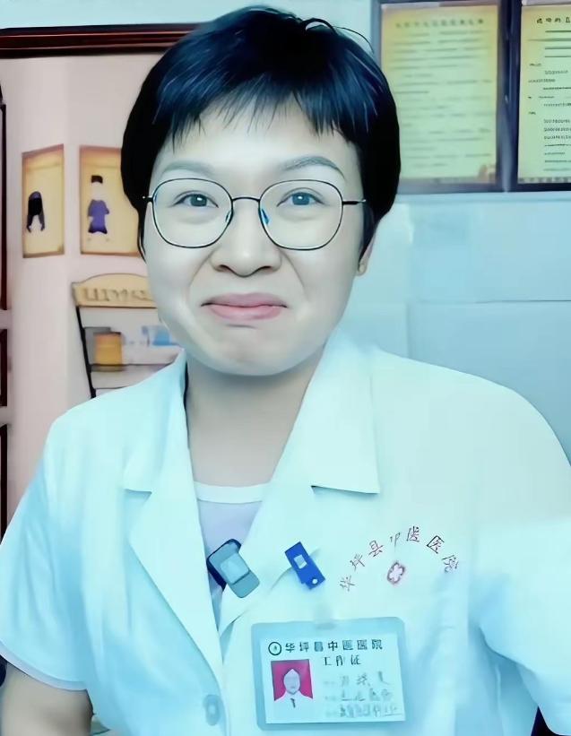 当年被张桂梅死死拽住不让退学换彩礼的贫家女孩刘琪美，如今穿着白大褂站在县医院里，