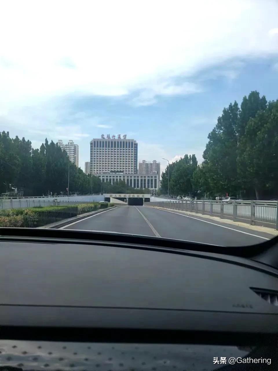 以前老觉得这个夏天有点热。结果还真是。
这个夏天北方难得的闷热。这么多年以来没有