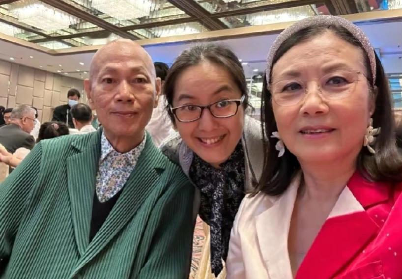 汪明荃罗家英参加婚宴
汪明荃穿搭时尚潮流
罗家英光头十足
穿搭好像不是那么在线
