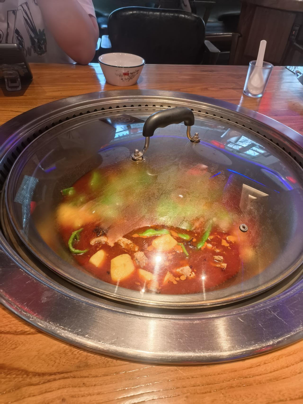 去吃了个东北的铁锅炖排骨，里边有豆角、土豆，配菜可以随便点，加钱就好。最好吃的是