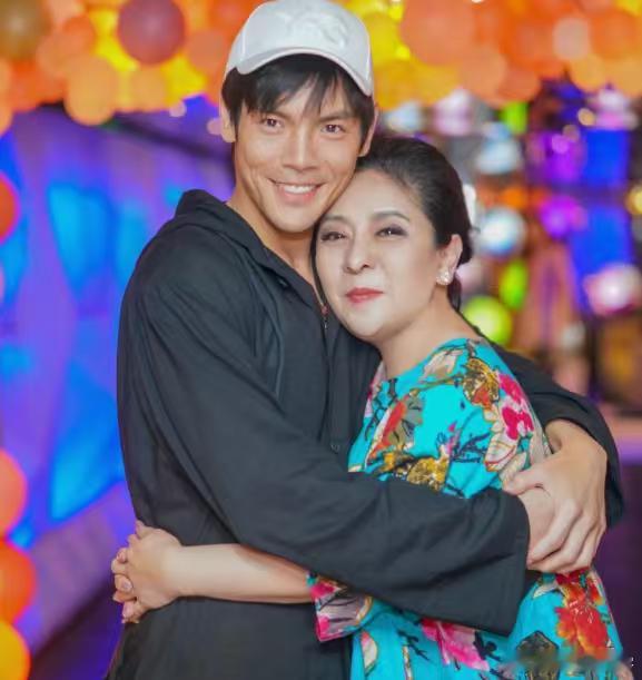 终于明白向华强向太两口子为啥偏宠向佐了？ 最近采访中，向佐表示爸爸妈妈很疼自己，