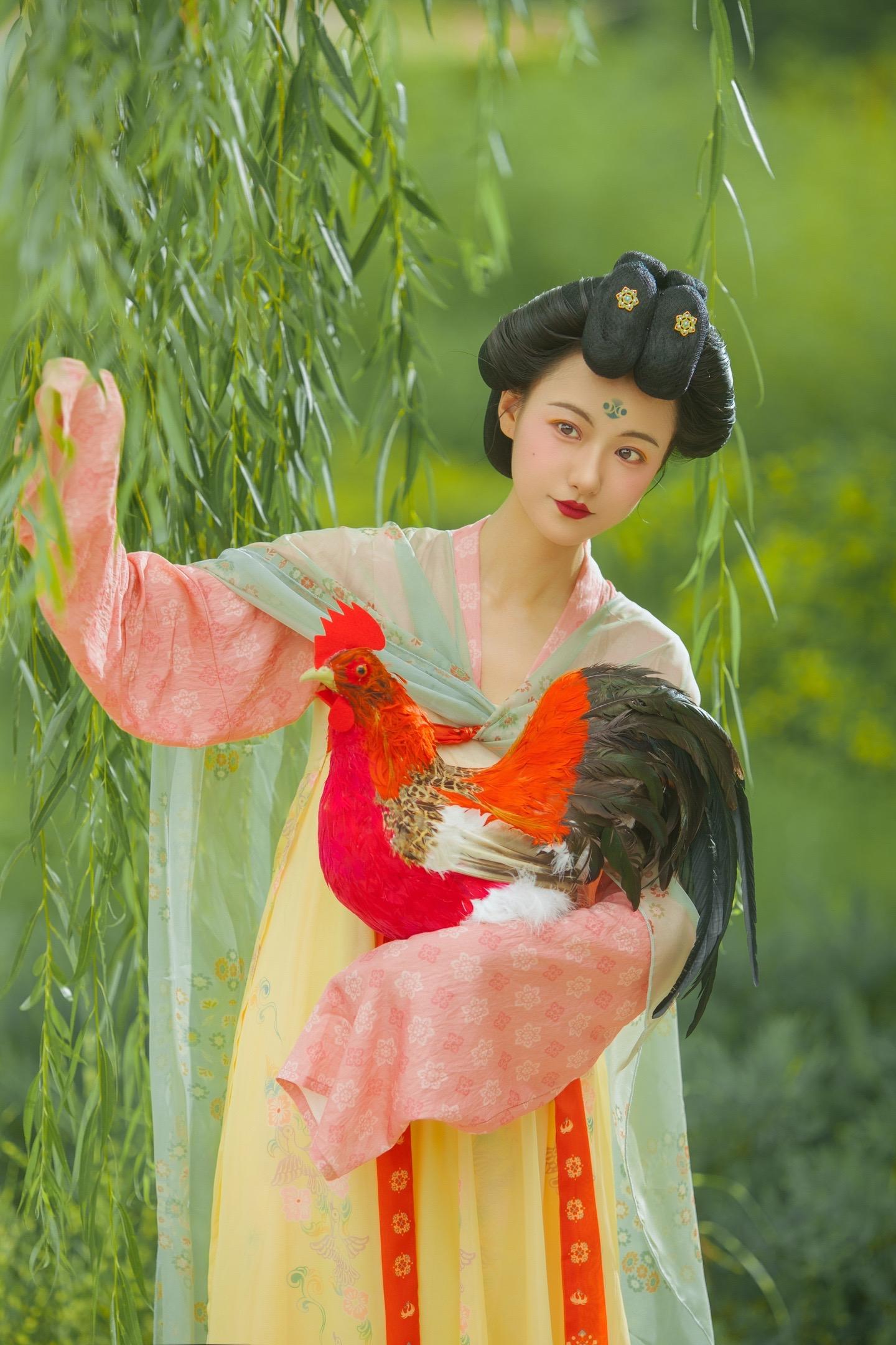 盛唐·斗鸡｜不期朱夏尽，凉吹暗迎秋。✨早在春秋时期就有对斗鸡的记载，当...