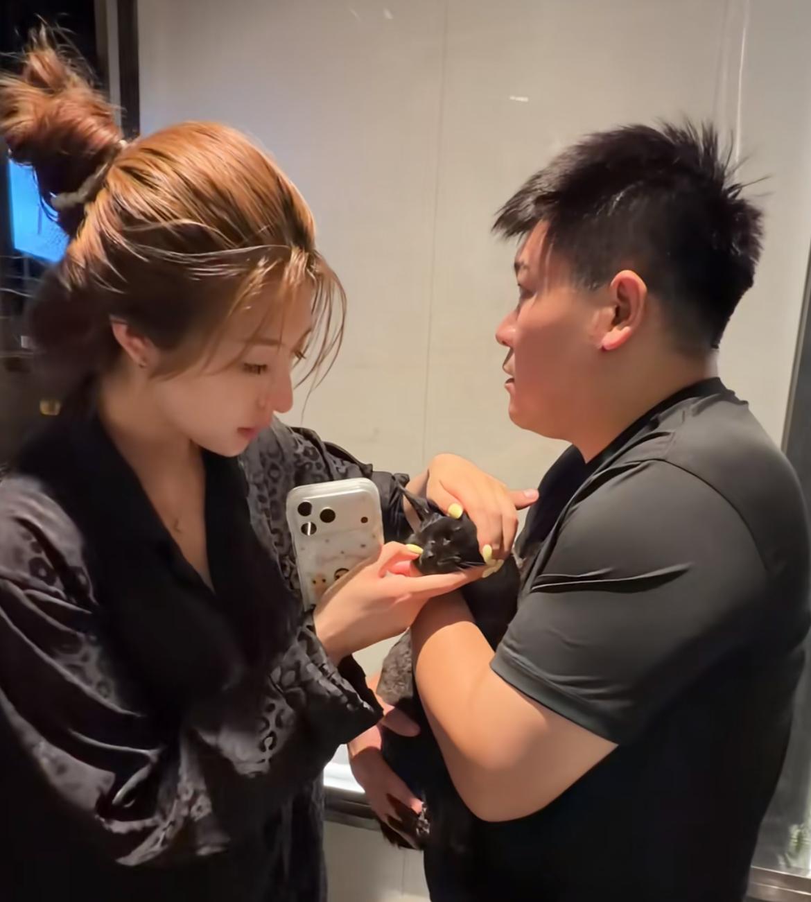 韩景枫崩溃了，请专业人员找猫，花了三万块人民币
李谣得知猫丢失的那一刻，腿忍不住
