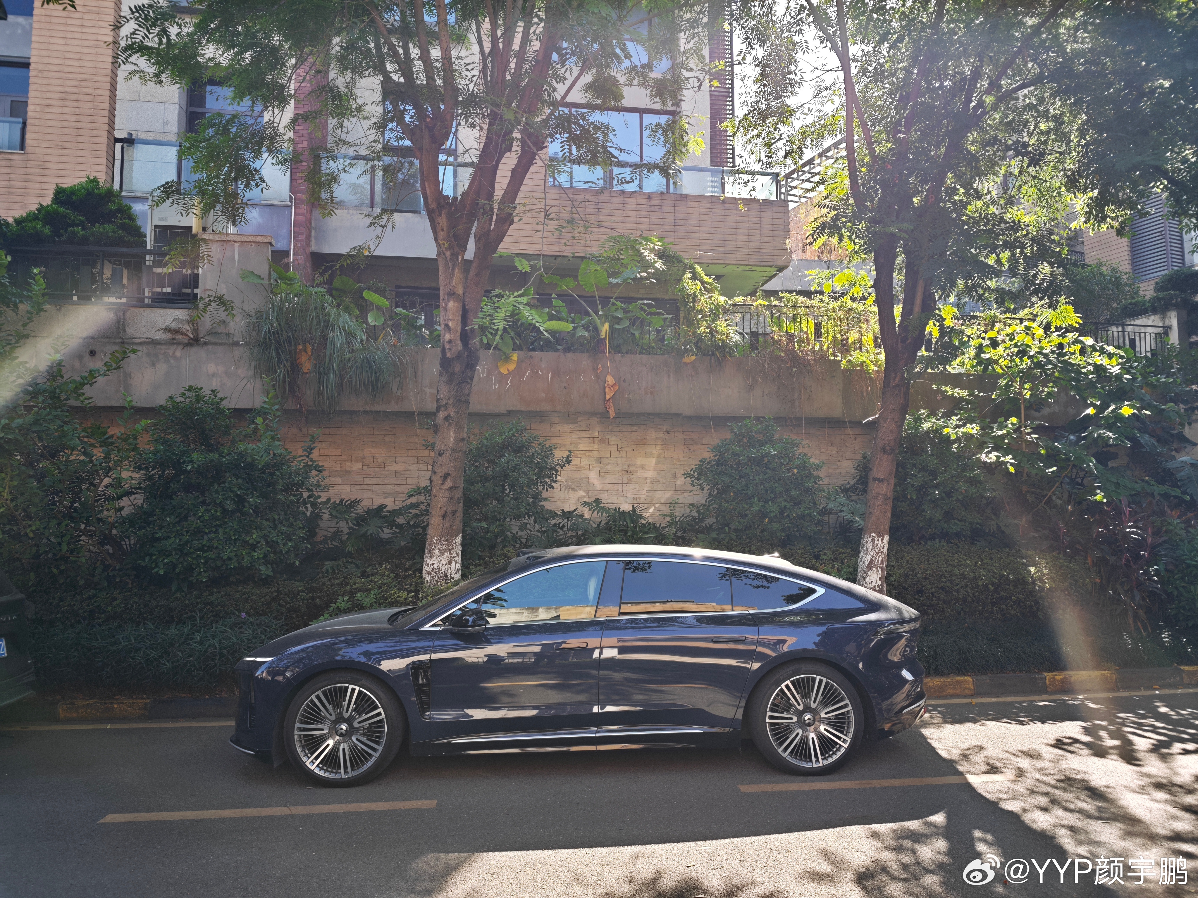 ET9的形态，基本很接近概念草图的画法了——修长体型，一笔过的大轮廓，超大的轮子