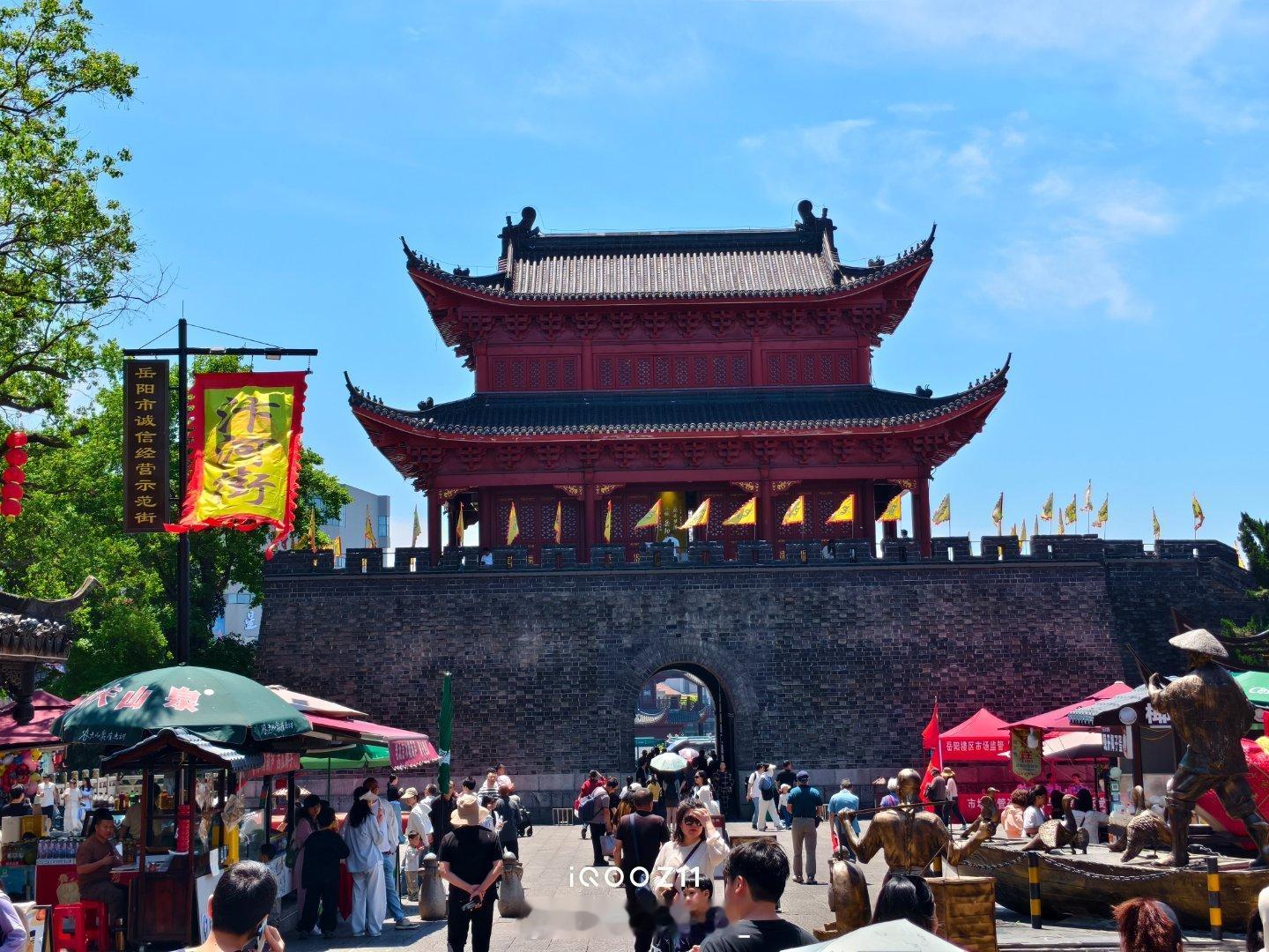 iQOO Z11实拍｜长焦下的汴河街，一镜拉远看城楼🏯从热闹拥挤的古街巷口，一