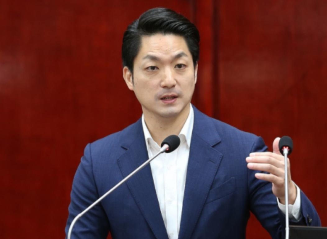 记者问蒋万安：你是台湾人还是中国人？蒋万安的回答出乎预料。他说：我是台湾人，是台