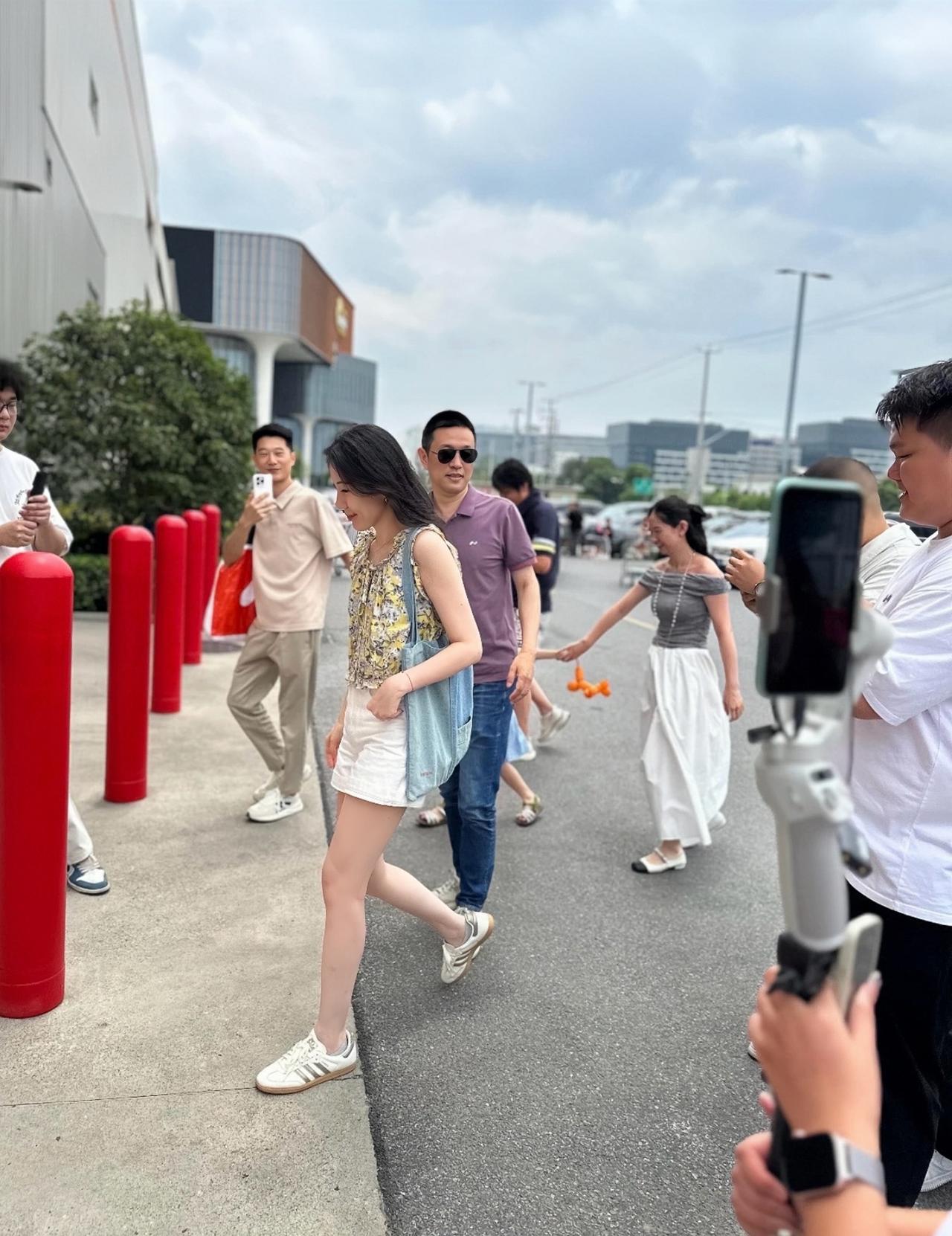近日，李斌携老婆王奕芝现身上海，在某商场购物的画面。

李斌的老婆王奕芝曾是央视