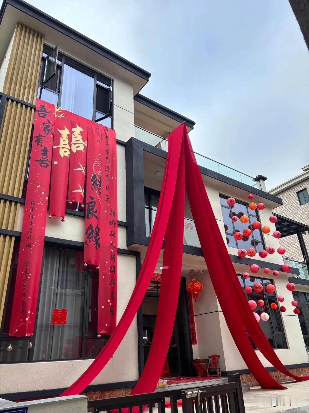 70后真是通透。
我大侄儿，跟女朋友谈了五六年，女孩是独生女，说:“结婚不用买车