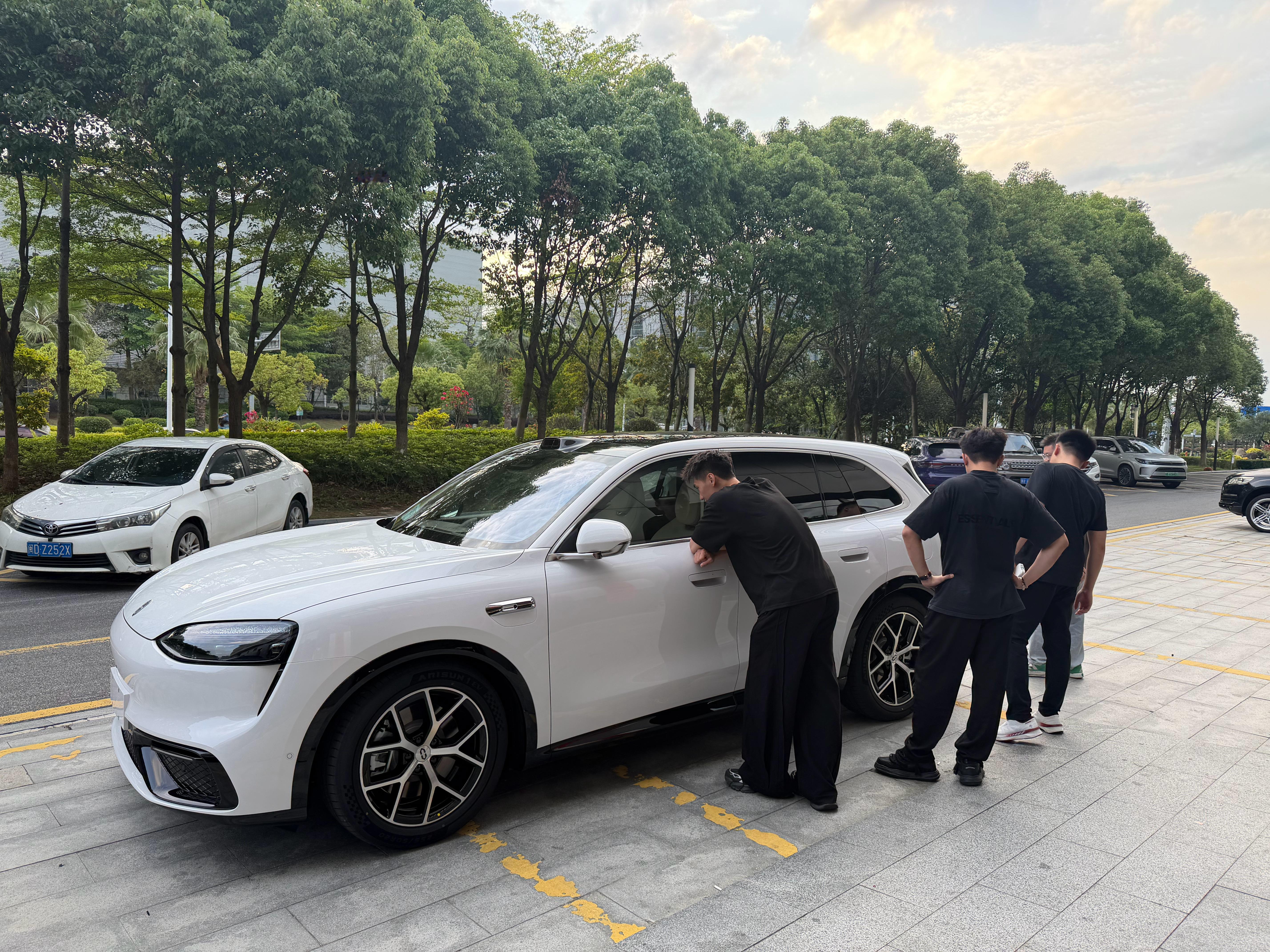 一格的问界 M6 这么早提了大家觉得怎么样我选的也是同颜色外观和内饰 