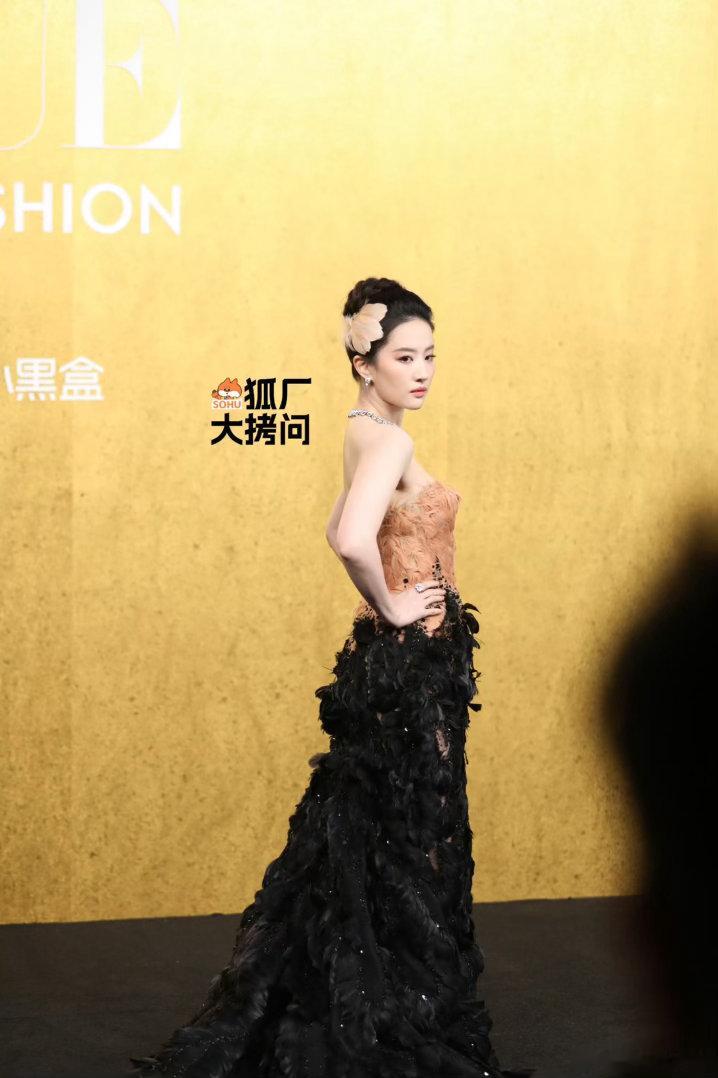 刘亦菲佩戴宝格丽珠宝，身穿Elie Saab高定礼服，压轴登场VOGUE红毯，来