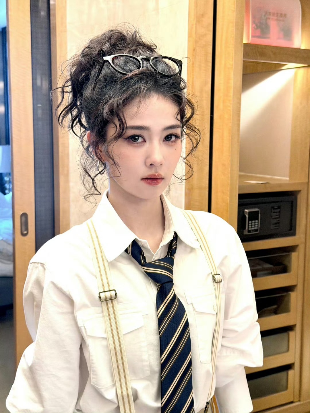 白鹿今天是卷毛造型 白鹿今天跑男造型是cool卷毛鹿来的！港风微卷丸子头，整体妆