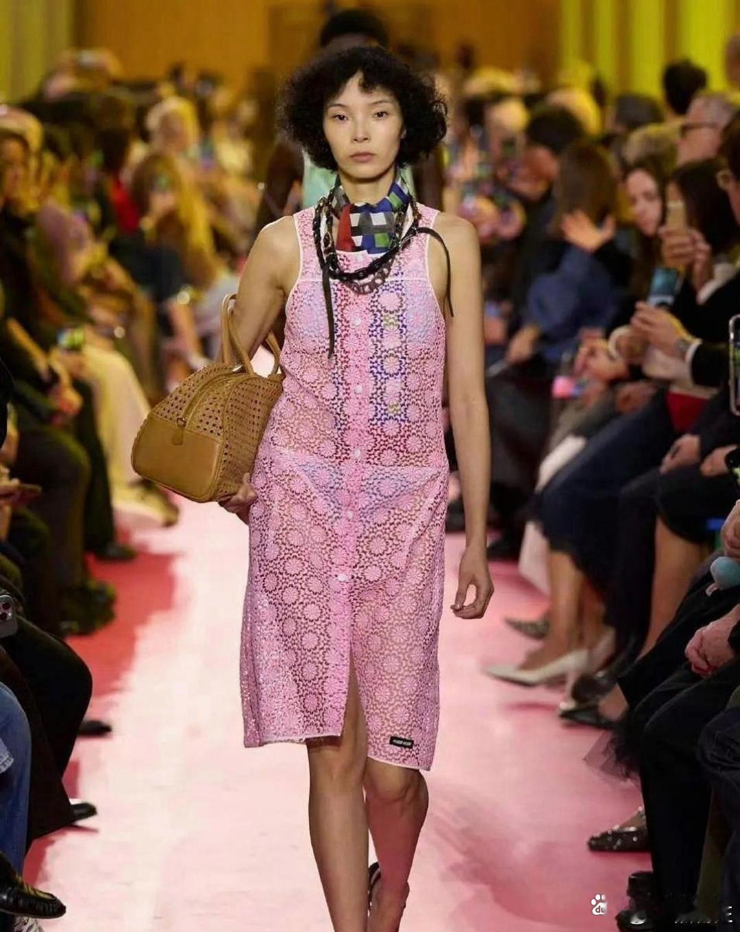 不敢想象这是同一件衣服，刘浩存和模特穿两模两样 ​​​