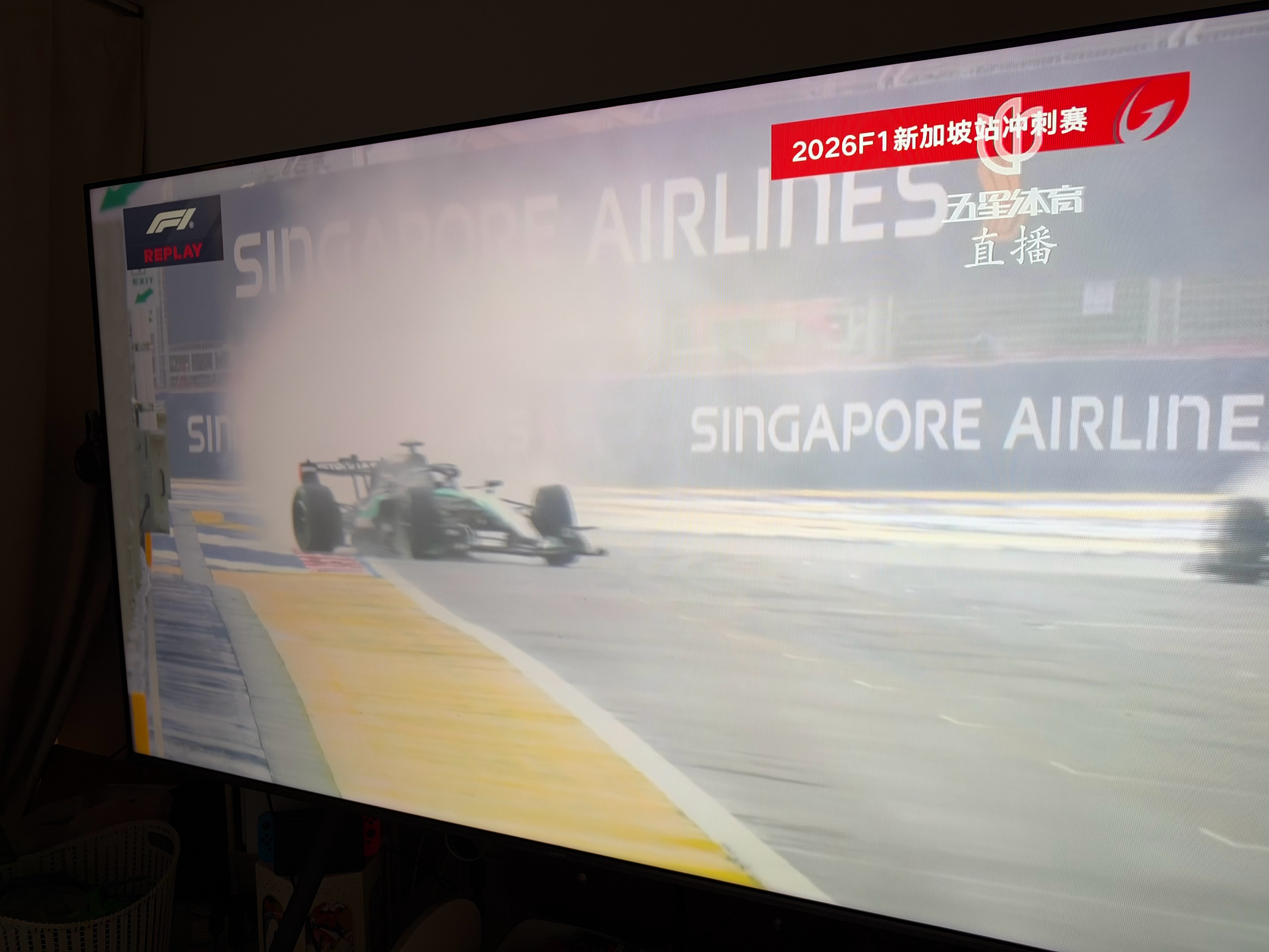 F1新加坡冲刺赛？？？维斯塔潘依旧起步昏厥被超，结果拉塞尔打滑撞车退赛，应该不影