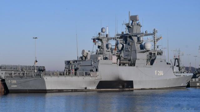 汉堡的两名造船厂工人因企图破坏多艘德国海军军舰被捕。德文版《图片报》报道，这些人