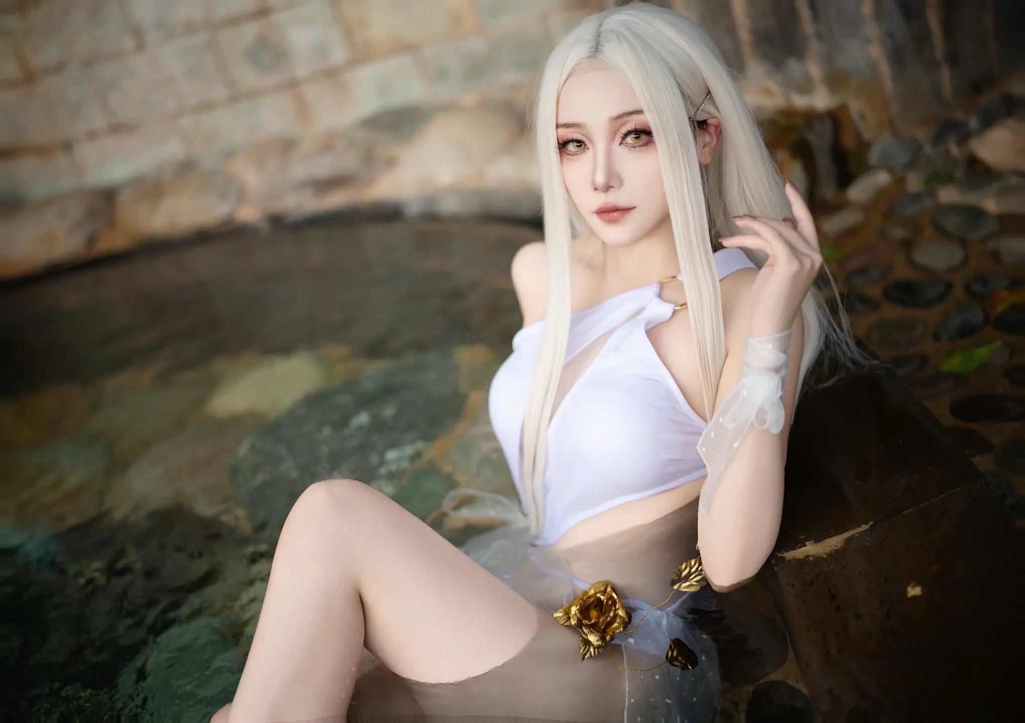 原来落花有意随流水，而流水无心恋落花。