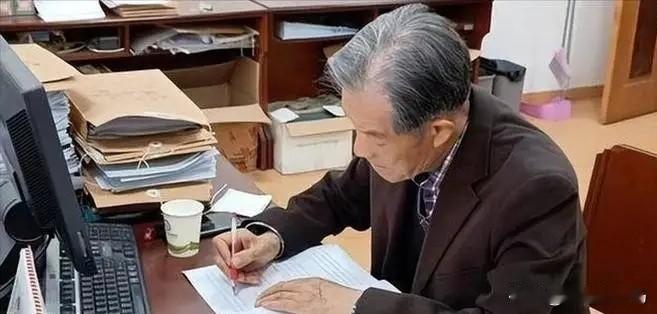 《浅墨寄情》

文/范圣嘉
 
寸楮挥毫小字斜，
柔毫浅染漫天霞。
心藏几许相思