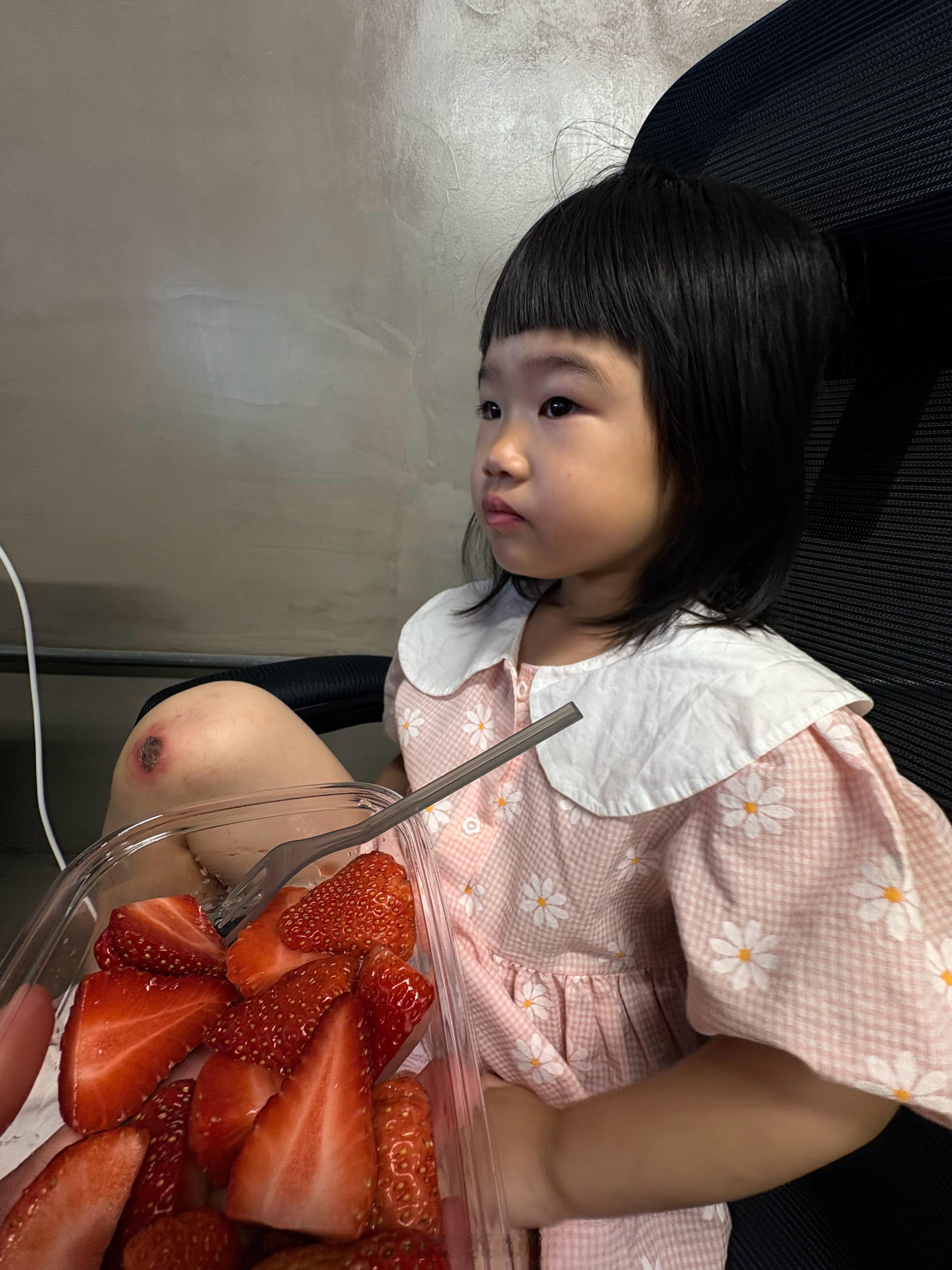 带孩子上班的结果就是……啥也干不了还得当保姆[允悲] ​​​