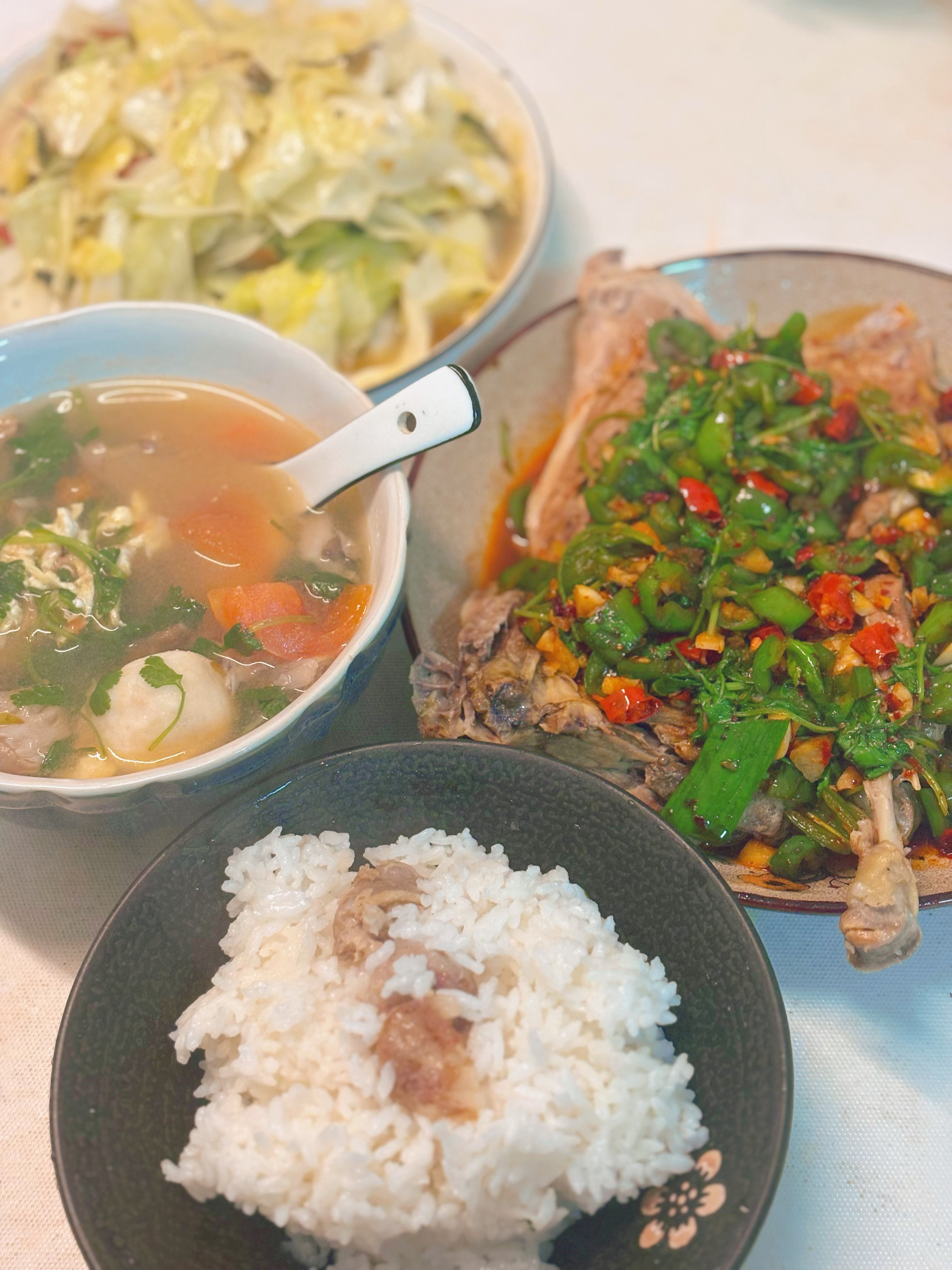 开饭了。昨天炖好的去皮鸭腿，今天蒸热。炒一个浇头盖着吃，鲜辣可口。就是肉量太大，