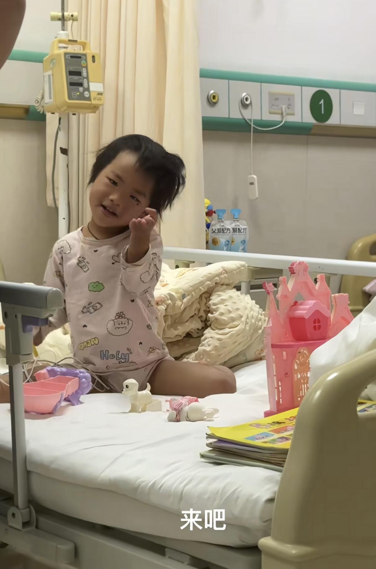 网友们可以放心啦！4岁走丢女孩的妈妈发视频报平安，称孩子坐起来还是晃晃悠悠，坐一