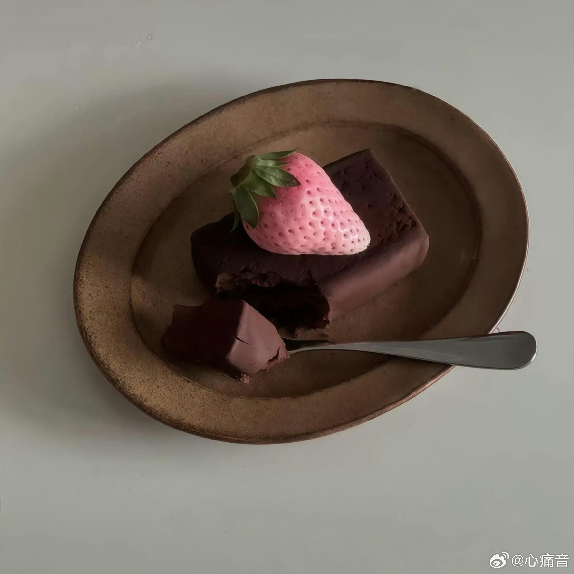 推开玻璃门，风铃轻响。百合香裹着湿润的泥土气扑面而来，角落里堆着未拆的满天星。她