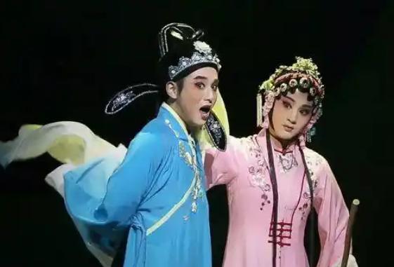 中国四大剧种为什么没有评剧，目前公认的四大剧种是：
1-北京的京剧；
2-浙江的