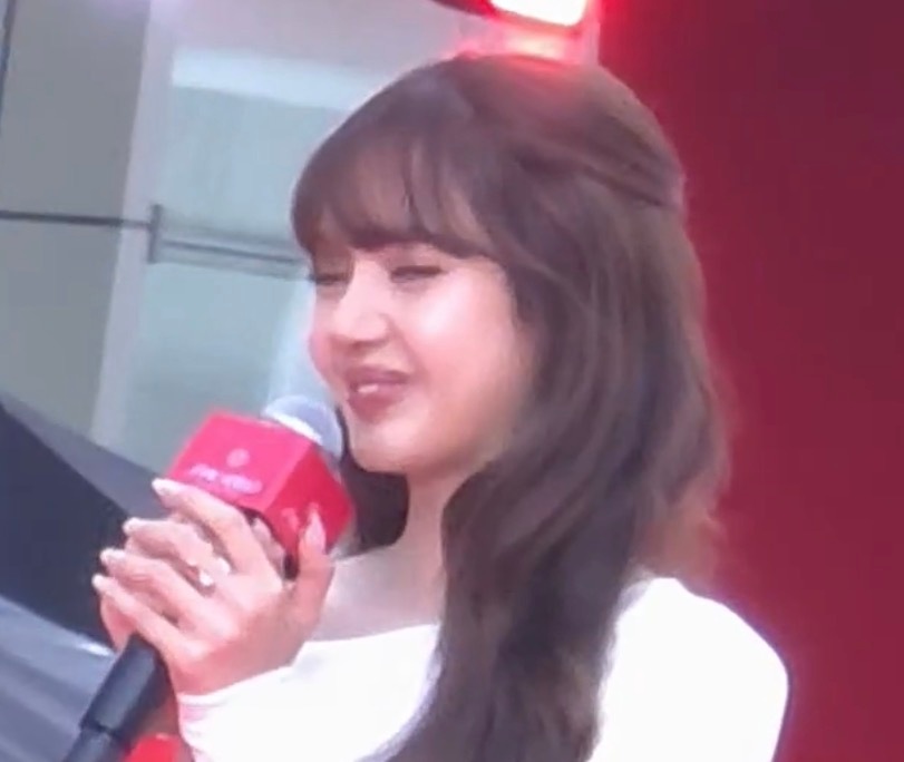 lisa这鼻子do得跟格格巫似的