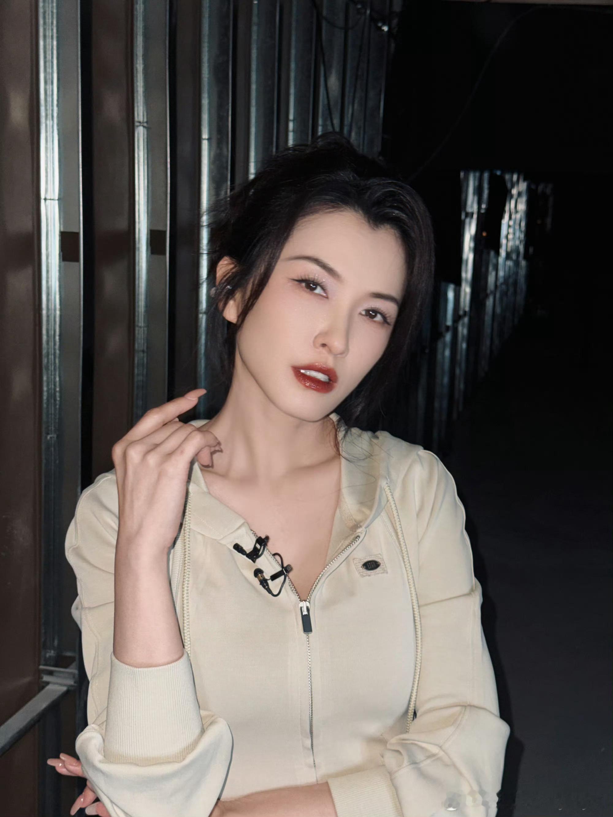 徐洁儿凌晨2点下班徐洁儿浪姐凌晨2点下班 徐洁儿凌晨2点浪姐才下班，还发了没眼镜