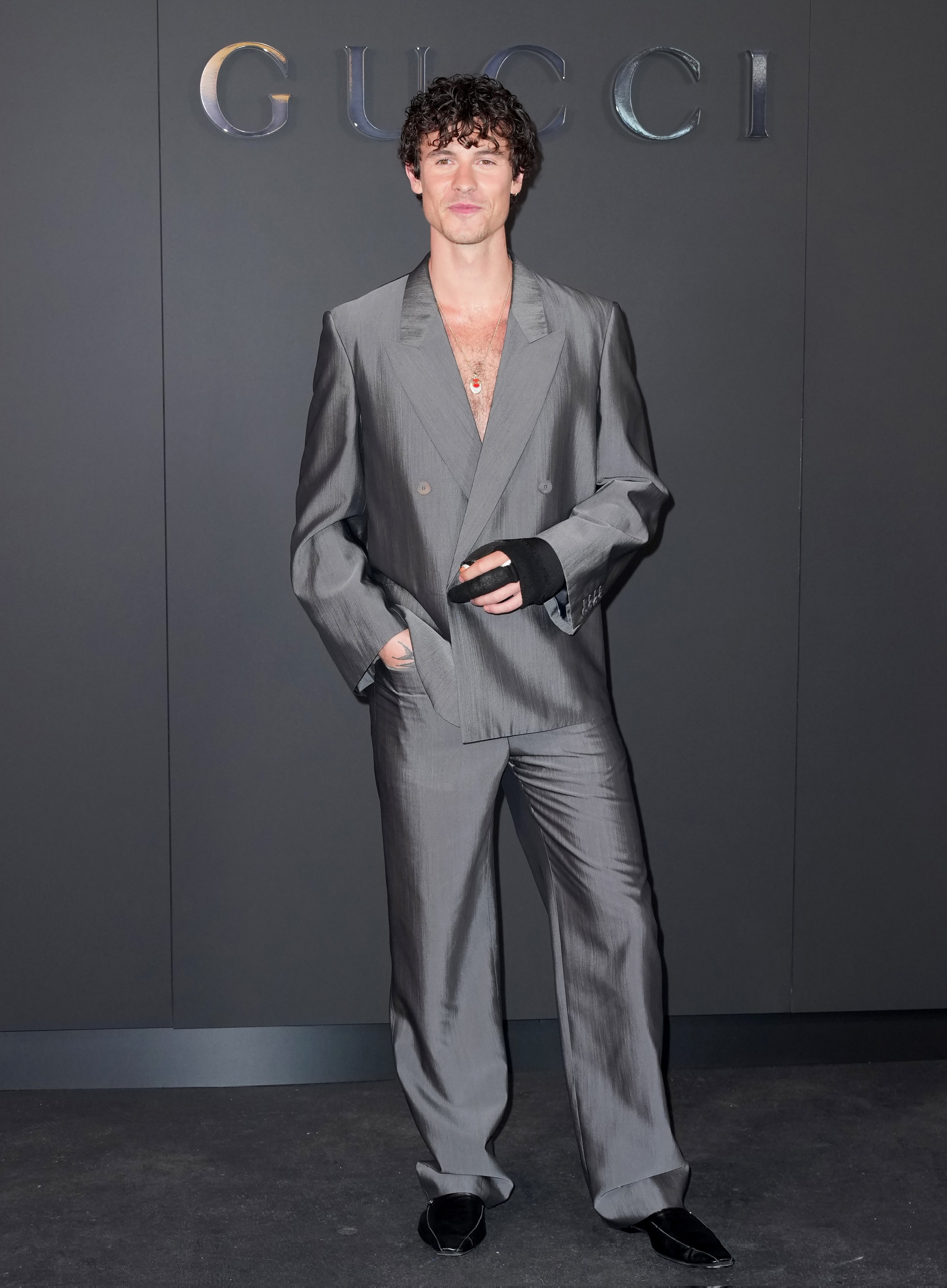 Shawn Mendes 亮相 𝖦𝖴𝖢𝖢𝖨𝖢𝖮𝖱𝖤 时装秀： 