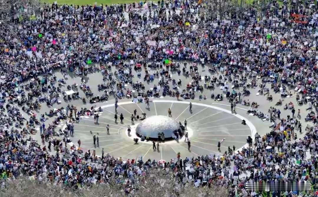 美国本土爆发混乱，奥巴马痛骂白宫，拜登发声，特朗普遇到麻烦了