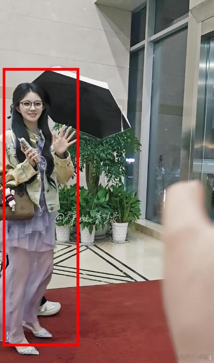 卡卡线下惊艳众人，生图超能打！比例绝佳，虽在明星堆里辨识度欠火候，可对咱普通人来