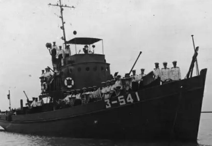 1953年，面对英国海军高速炮艇闯入珠江口的挑衅行径，我军副司令张羽迅速决策，进
