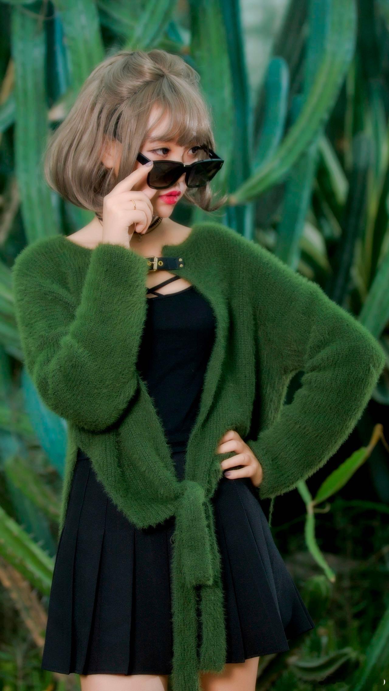把春日的绿穿在身上，在热带植物馆里，解锁一组酷感满满的森系片。漂亮小姐姐模特时间