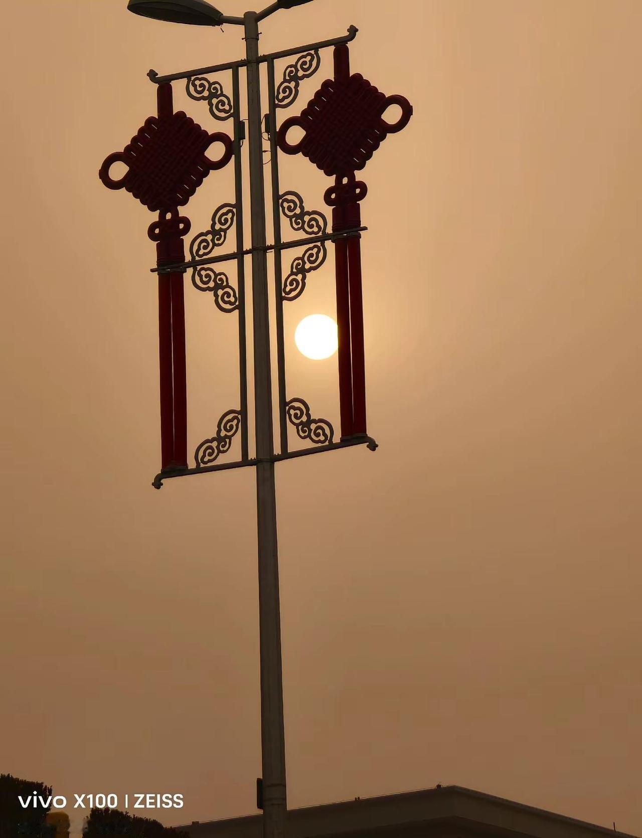 沙尘暴下的北京，太阳懒懒的黄黄的