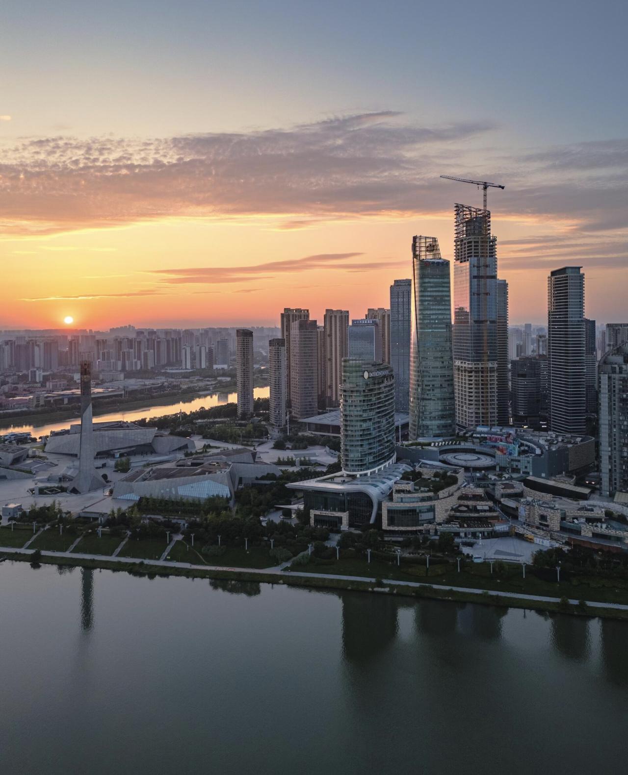 之前刷网络，长沙给我的标签就很固定：网红打卡地、排队大户，奶茶、臭豆腐、五一广场