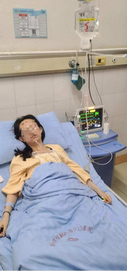 “命真大！”一女子和丈夫去云南普洱旅游时，在酒店的床上不幸被银环蛇咬伤，本以为扎