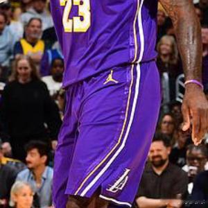 绝境大爆冷！火箭99-93险胜湖人追到2-3！詹姆斯三分6中0哑火，里夫斯复出2