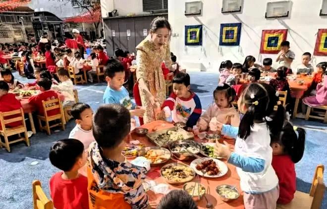 全园孩子都来吃席，
看到随的份子钱，新娘嘴都合不拢。
 
广东这家幼儿园的大二班