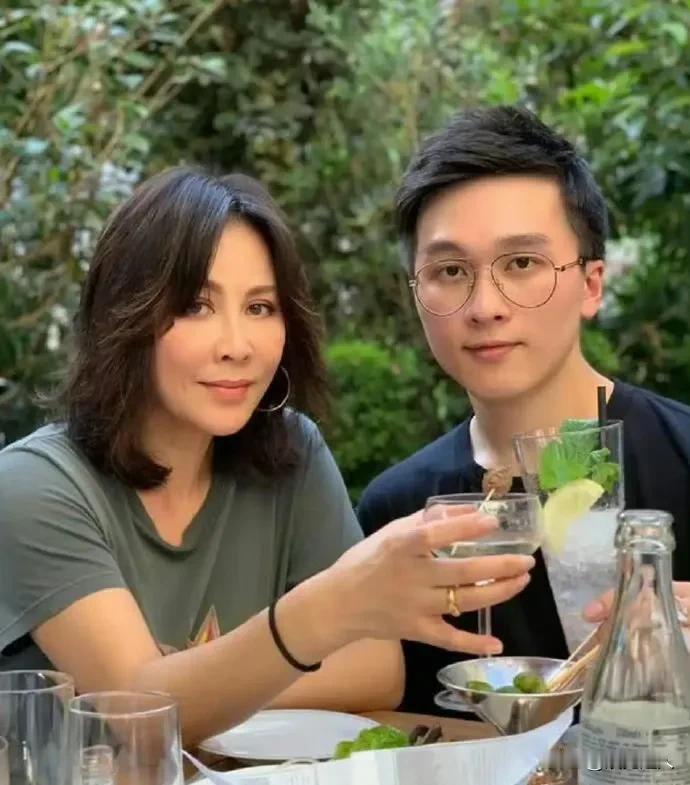 刘嘉玲和梁朝伟结婚这么多年一直没要孩子，最近网上突然炸开了锅——据说他们10亿身