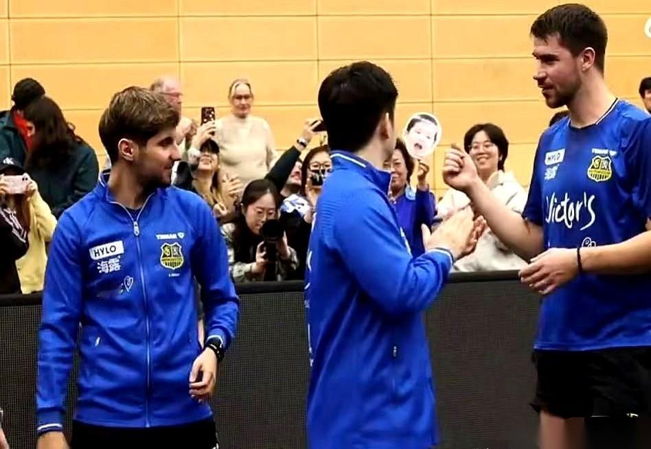 笑死我了，法国那个小孩，勒布伦，直接拿着手机怼到樊振东脸上。
手机上是啥？就是那