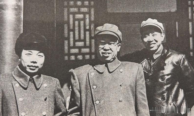 1950年初，三位解放军高级将领在颐和园的合影。罗荣桓担任解放军总政治部主任，同