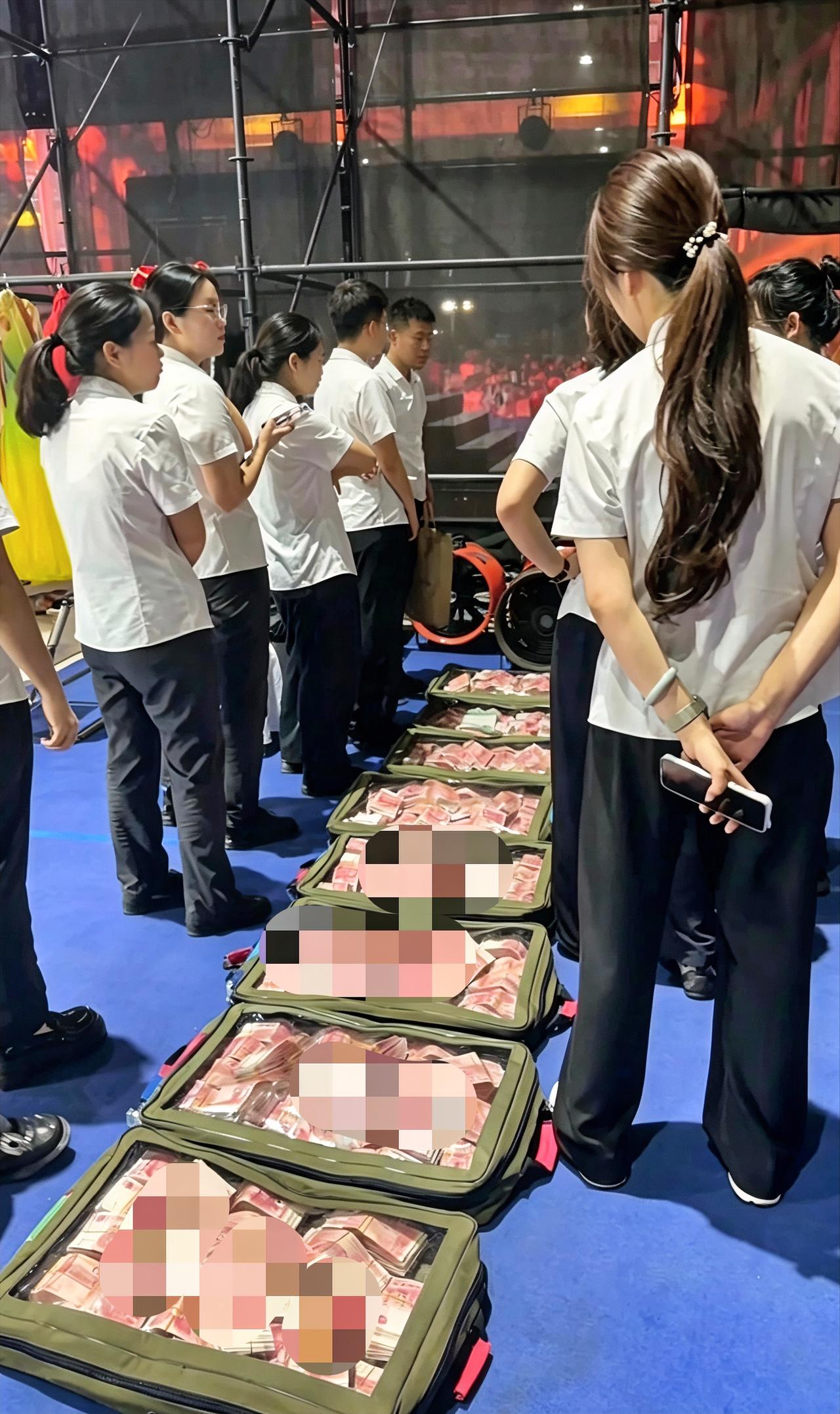 河南矿山崔总又发钱了，豪气老板崔培军中秋节给员工发现金福利。

员工将一包包透明