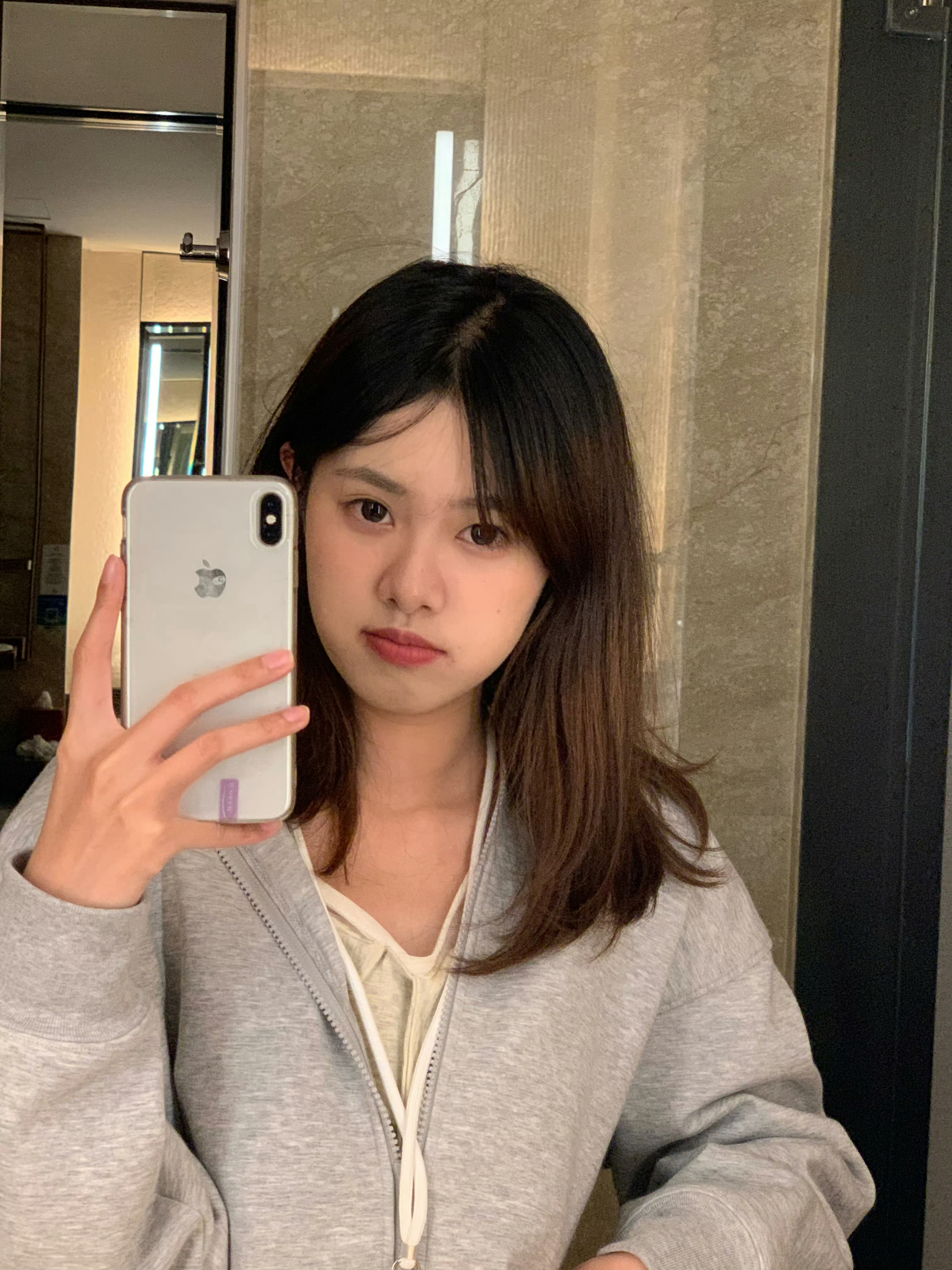 从专业数码知识角度，来分析下我的小雨表妹，  1，她用的手机是iPhone Xs