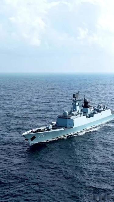 大庆舰静待在霍尔木兹海峡外公海，不越界、不开火、不喊话，4053吨的排水量，在美