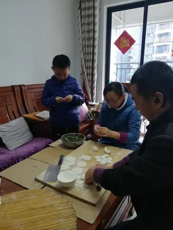 今天是冬至，按照我们山东人的习俗，今天是要吃饺子的。
我们那里的习俗是冬至吃饺子